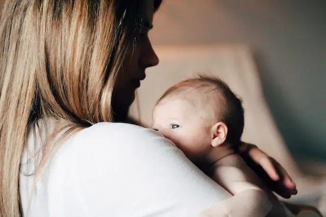 https://www.elbebe.com/wp-content/uploads/2022/11/conoce-los-retos-de-la-maternidad-moderna.webp
